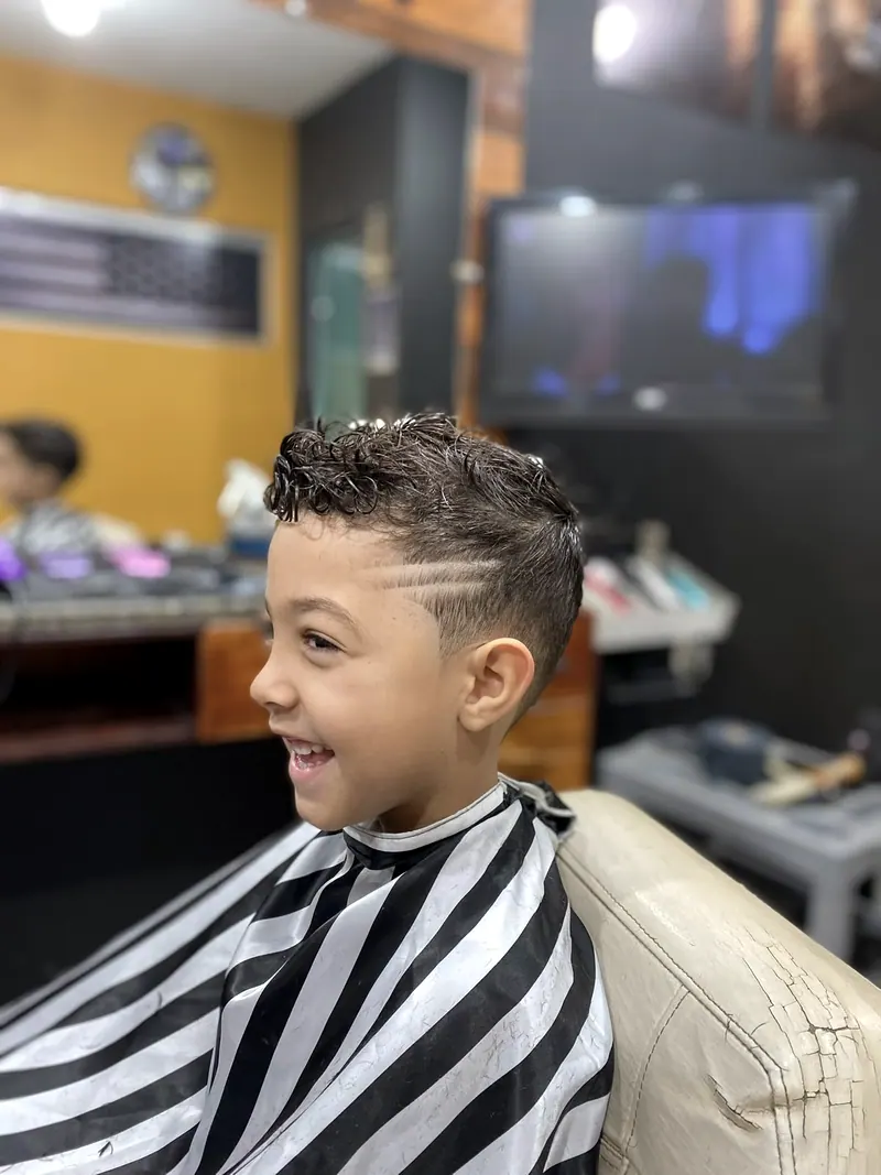 Degradê com risquinhos na lateral, menino sorrindo
